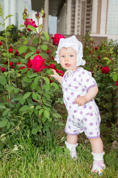 Meisje met bloem op aard. — Stockfoto