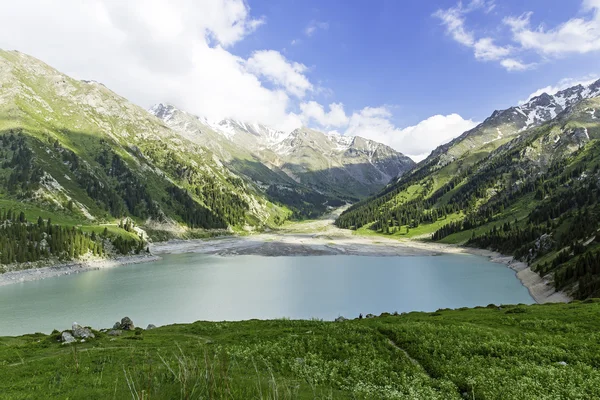 Grande lago almaty — Fotografia de Stock