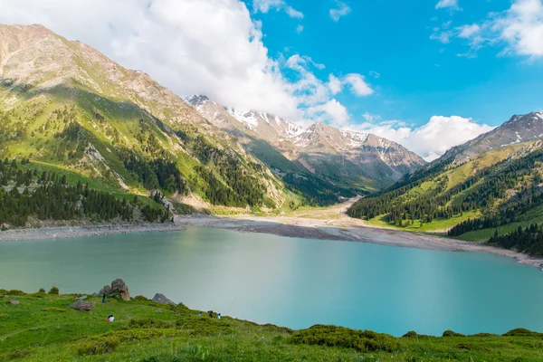Muhteşem manzaralı büyük Almatı Gölü — Stok fotoğraf