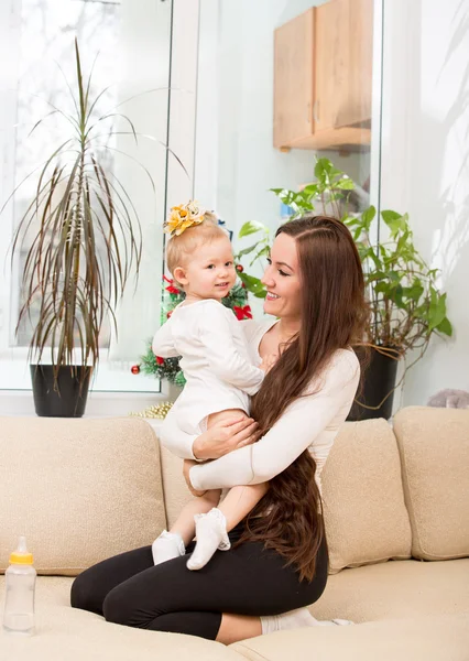 Mutter und Kind zu Hause — Stockfoto