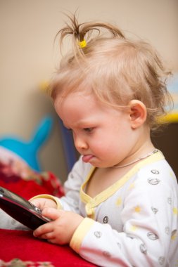 küçük şirin çocuk kız evde