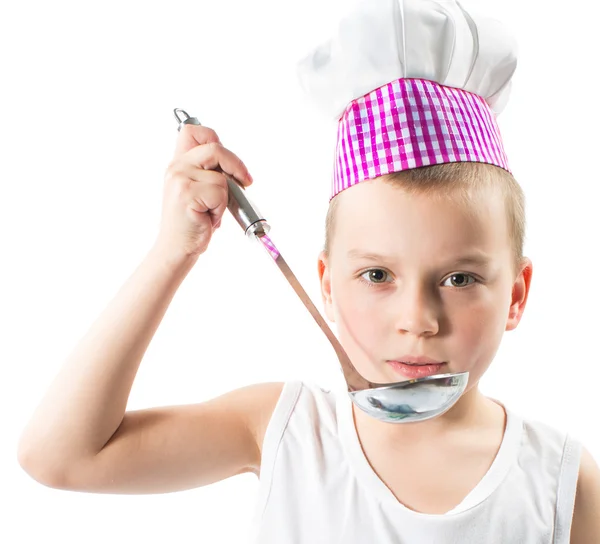 Chlapec vařit nošení klobouku šéfkuchaře s čerstvou zeleninu a ovoce — Stock fotografie