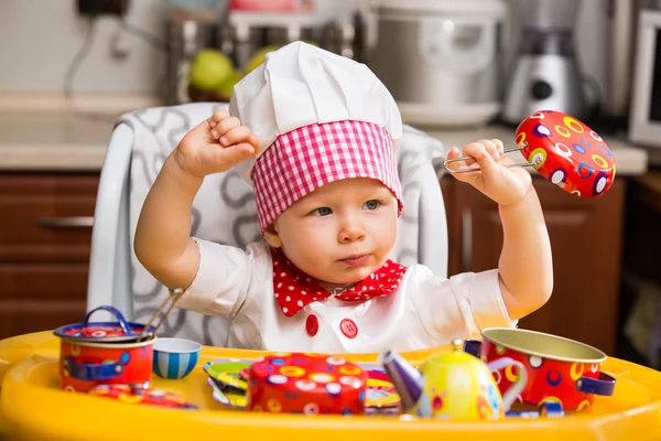 Chef şapka mutfakta aşçı kız bebek. bir çocuk için sağlıklı gıda kavramı kullan — Stok fotoğraf