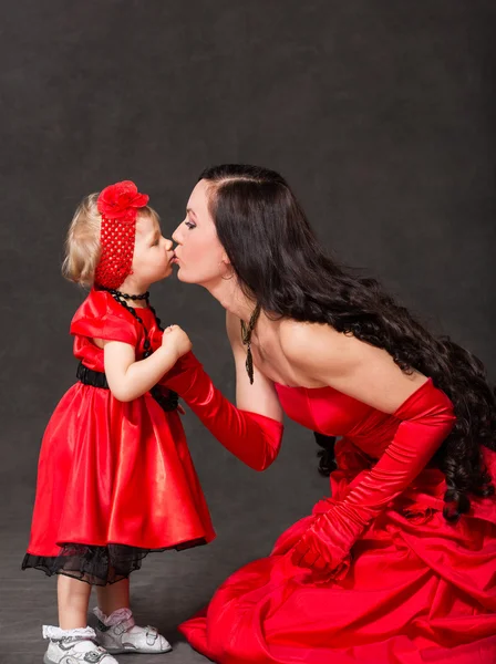 Mãe feliz e criança menina e beijando — Fotografia de Stock