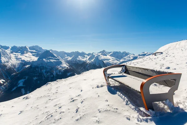 滑雪度假村加施的长凳上 — 图库照片