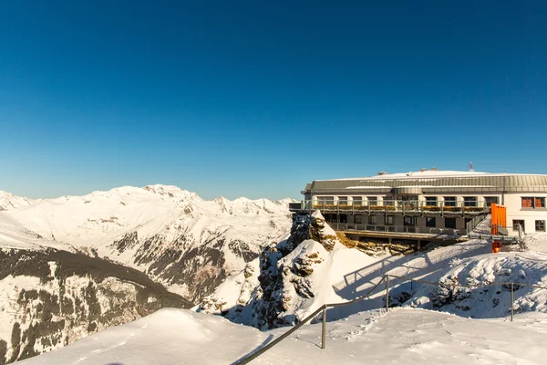 Hotel im Skigebiet — Stockfoto