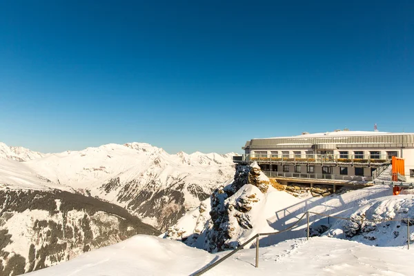 Hotell i skianlegg – stockfoto