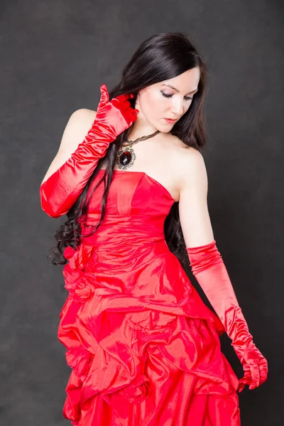 Mulher bonita em vestido de cetim vermelho — Fotografia de Stock