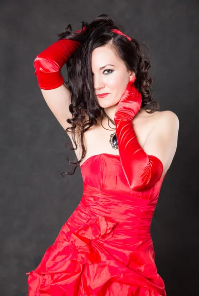 Kırmızı saten elbiseli güzel kadın — Stok fotoğraf