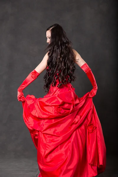 Femme aux cheveux longs en robe rouge — Photo