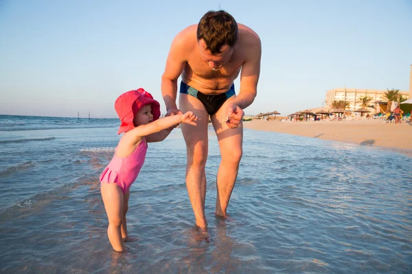 Gelukkig vader en klein meisje — Stockfoto