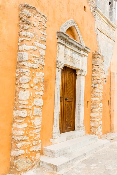 Kyrkan i små kretensiska byn kavros i Kreta, Grekland. resor bakgrund — Stockfoto