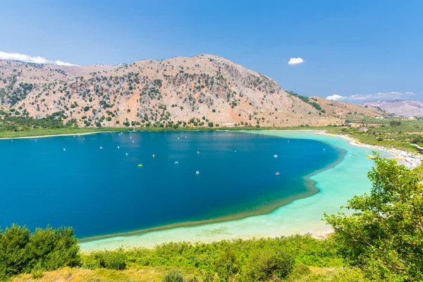 Sladkovodní jezero v obci kavros v ostrově Kréta, Řecko. kouzelné tyrkysové vody, lagun. cestovní pozadí — Stock fotografie