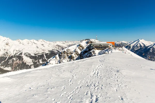 索道和缆车在山区，奥地利滑雪度假村加施 — 图库照片