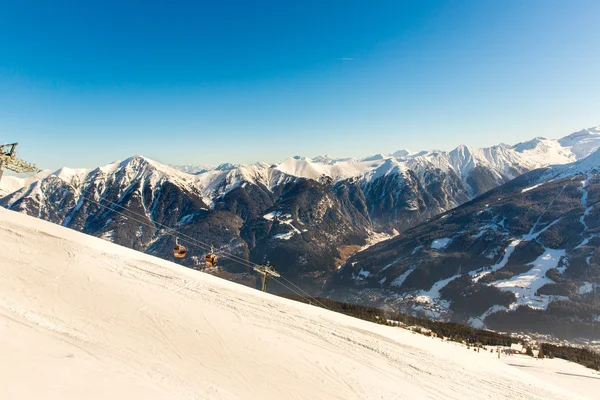 Ski resort bad Gasteinu v zimě zasněžené hory, Rakousko, Pozemky Salcburk, Rakouské Alpy - příroda a sportovní zázemí — Stock fotografie