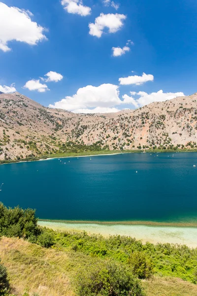 Lago de agua dulce en la aldea Kavros en la isla de Creta, Grecia. Aguas turquesas mágicas, lagunas. Antecedentes — Foto de Stock