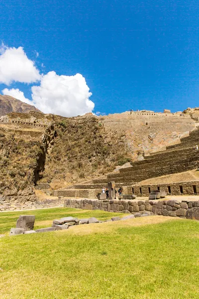 Chrámové opevnění leží, peru, inca zřícenina a archeologické naleziště v urubamba, Jižní Amerika — Stock fotografie