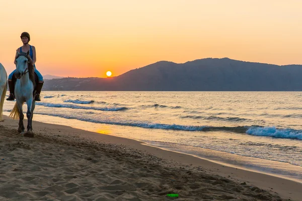 Plage au coucher du soleil dans le village Kavros en Crète île, Grèce — Photo