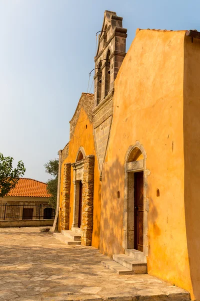 Kirche im kleinen kretischen Dorf Kavros in Betoninsel, Griechenland. Hintergrund der Reise — Stockfoto