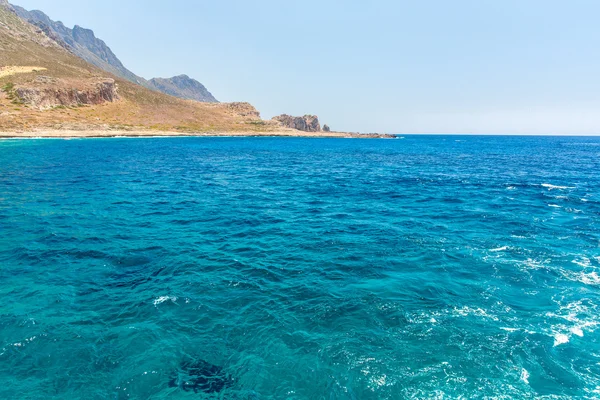 บัลโคน บีช มุมมองจากเกาะแกรมโวซ่า เกาะครีตในกรีซ น้ําเทอร์ควอยส์มหัศจรรย์ ลากูน หาดทรายขาวบริสุทธิ์ . — ภาพถ่ายสต็อก