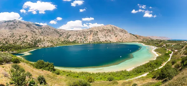 Insjö i byn kavros i Kreta, Grekland. magiska turkosa vatten, laguner. resor bakgrund — Stockfoto