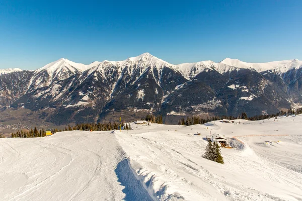 冬の雪に覆われた山、オーストリアのスキー リゾート バート ガシュタイン土地ザルツブルク、オーストリア ・ アルプス - 自然とスポーツの背景 — ストック写真