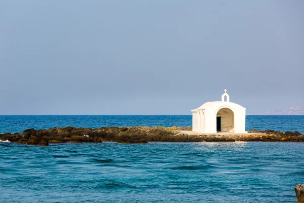 Oude Venetiaanse vuurtoren in harbor in crete, Griekenland — Zdjęcie stockowe