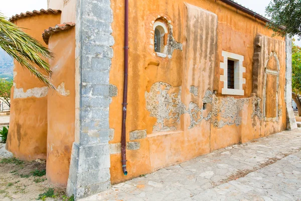Kirche im kleinen kretischen Dorf Kavros in Betoninsel, Griechenland. Hintergrund der Reise — Stockfoto
