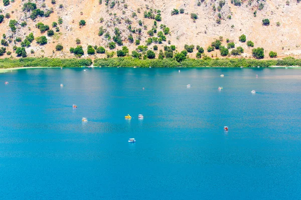 Sladkovodní jezero v obci kavros v ostrově Kréta, Řecko — Stock fotografie