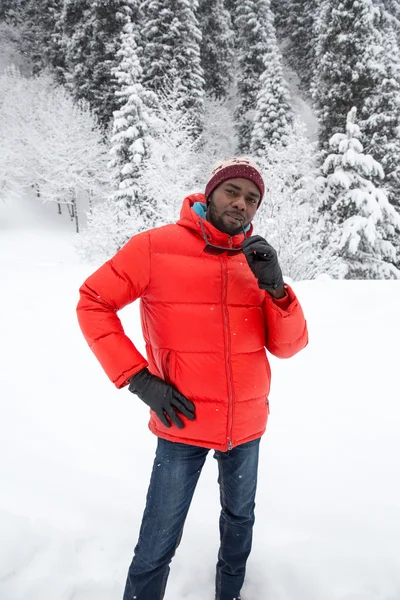 スキースーツのアフリカ系アメリカ人の陽気な黒人男性 — ストック写真