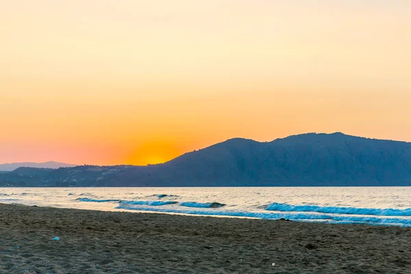 Pláž na západu slunce v obci kavros v ostrově Kréta, Řecko. — Stock fotografie