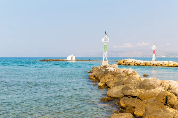 Oude Venetiaanse vuurtoren in harbor in crete, Griekenland — Stockfoto