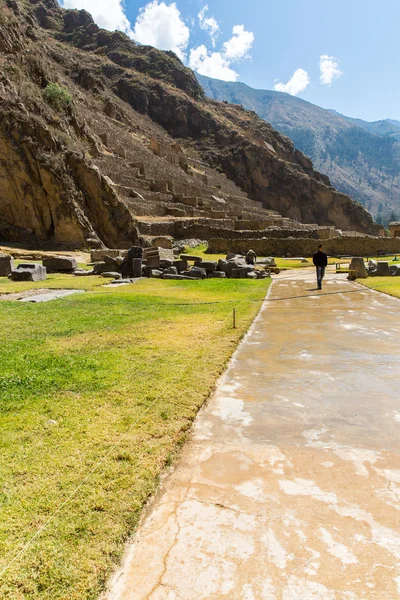 Chrámové opevnění leží, peru, inca zřícenina a archeologické naleziště v urubamba, Jižní Amerika — Stock fotografie