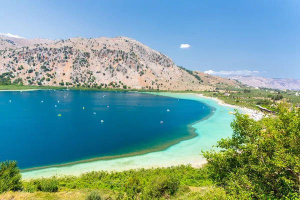 Lago de agua dulce en la aldea Kavros en la isla de Creta, Grecia —  Fotos de Stock