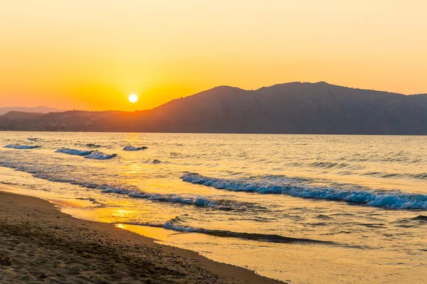 Pláž na západu slunce v obci kavros v ostrově Kréta, Řecko. kouzelné tyrkysové vody, lagun. cestovní pozadí — Stock fotografie
