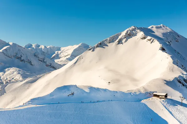 Ski resort bad gastein i vinter snowy mountains, Österrike, landa salzburg — Stockfoto