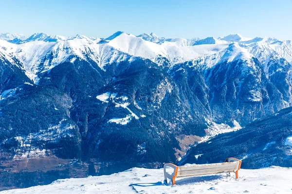 Bench i skianlegg Bad Gastein i vintersnødekte fjell, Østerrike, Land Salzburg – stockfoto