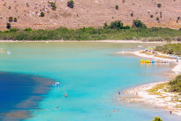 Playa en la aldea Kavros en la isla de Creta, Grecia. Aguas turquesas mágicas, lagunas. Antecedentes —  Fotos de Stock