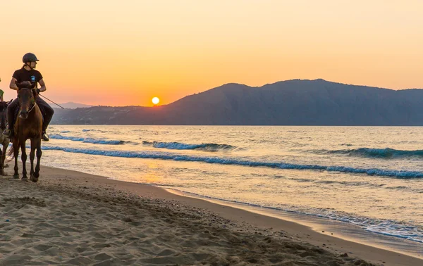 Plage au coucher du soleil dans le village Kavros en Crète île, Grèce. Des eaux turquoises magiques, des lagunes. Contexte du voyage — Photo