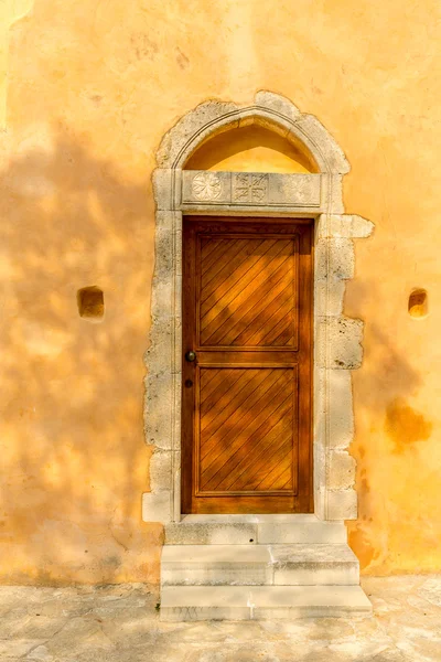 Igreja na pequena aldeia cretan Kavros na ilha de Creta, Grécia. Fundo de viagem — Fotografia de Stock