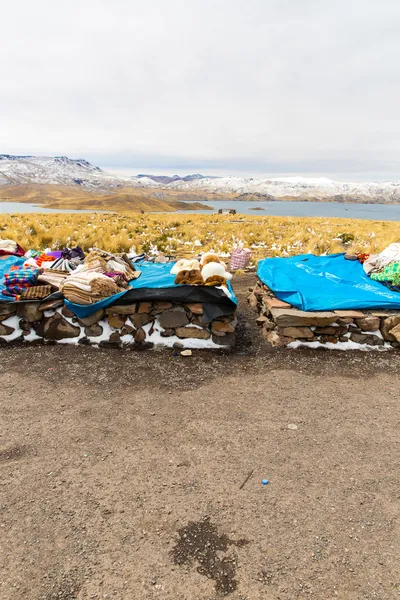 Souvenir markt op straat van ollantaytambo, peru, Zuid-Amerika — Stockfoto