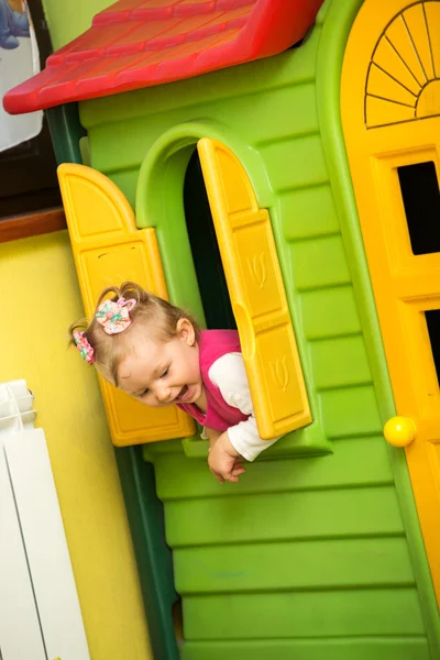 Lilla barn flicka som leker på dagis i montessori förskola klass. — Stockfoto