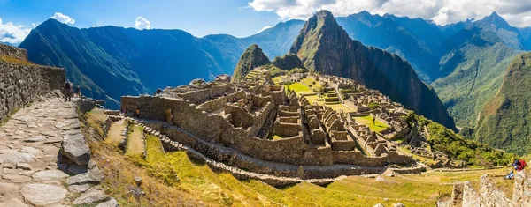 Panorama geheimnisvoller stadt - machu picchu, peru, südamerika. die Ruinen der Inkas. Beispiel für polygonales Mauerwerk und Geschick lizenzfreie Stockfotos