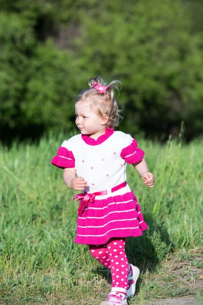 Girl runs on grass on meadow — Stock Photo, Image