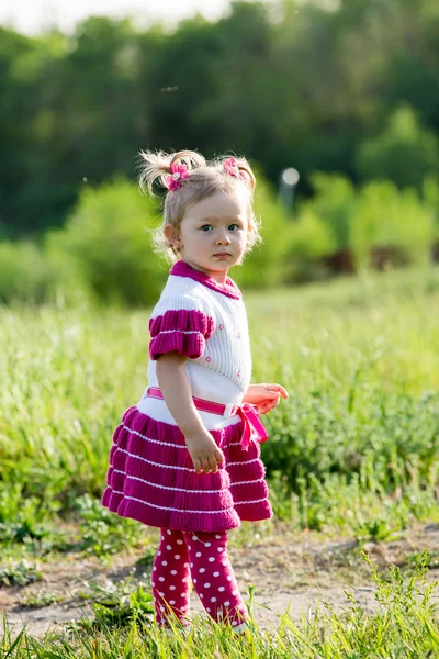 Menina na grama no prado — Fotografia de Stock