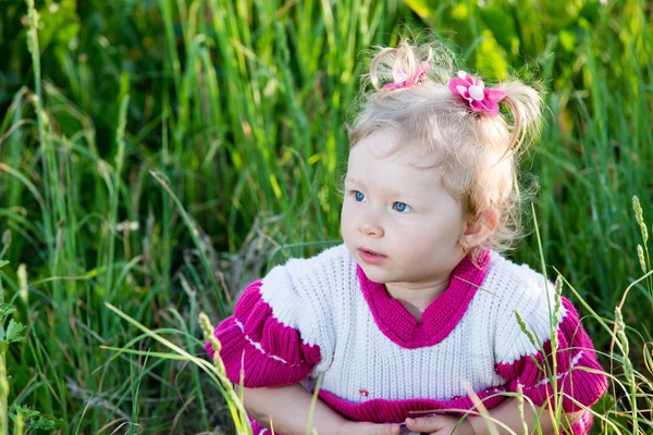 草原草の上の少女 — ストック写真