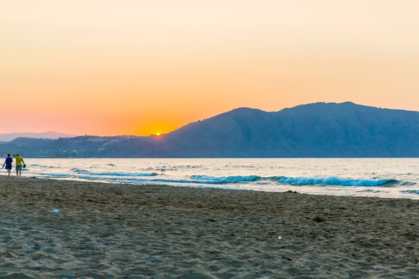 Pláž na západu slunce v obci kavros — Stock fotografie