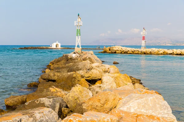 Farol no porto de Creta — Fotografia de Stock