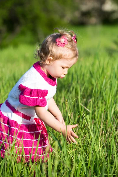 Meisje op gras op weide — Stockfoto