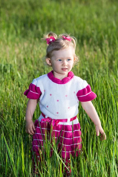 Menina na grama no prado — Fotografia de Stock